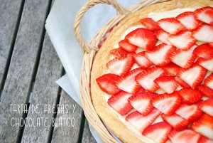 Tarta de hojaldre, fresas, queso y chocolate blanco
