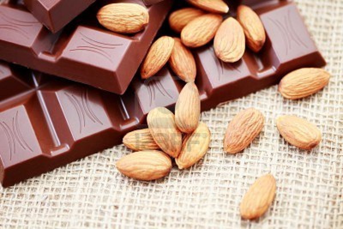 7045201-acercamientos-de-chocolate-con-almendras--alimentos-dulces